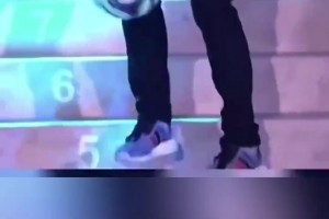 被炫到了！克羅斯背身顛球上樓梯