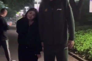 廣廈美女球迷與許鐘豪合影 這身高差也太萌了！