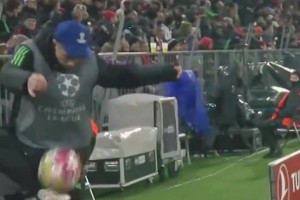 特爾在場(chǎng)邊和球童熱身，球童從容應對