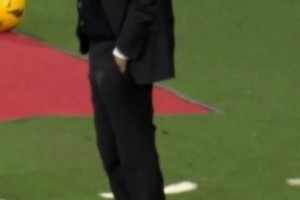 貝林厄姆絕殺巴薩，場(chǎng)邊的安切洛蒂淡定自若