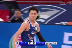 殺人誅心！李添榮突破晃倒吳前跳投命中，還用手指了吳前，隨后又頂著(zhù)吳前命中三分！