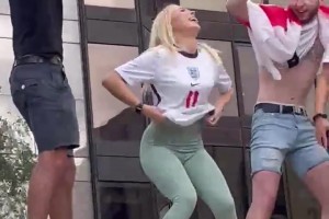 網(wǎng)飛出英格蘭歐洲杯決賽紀錄片，女球迷：為啥我脫衣慶祝沒(méi)入鏡？