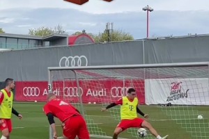 諾伊爾：穆夏拉球門(mén)交給你，我去踢前場(chǎng)了！