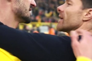 老友相見(jiàn)！胡梅爾斯和阿隆索賽后寒暄