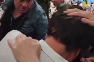 巴薩球員泄憤踢球，皇馬球迷無(wú)辜被打中