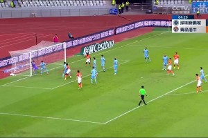 劉軍帥頭球吊射破門(mén)，青島海?？蛨?chǎng)1-0領(lǐng)先深圳新鵬城