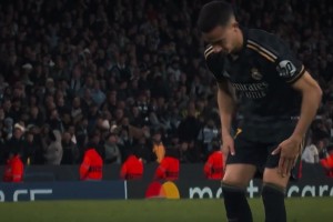 當巴斯克斯顛著(zhù)球走向罰球點(diǎn)，一下給我拉回到2016年的那個(gè)夏天