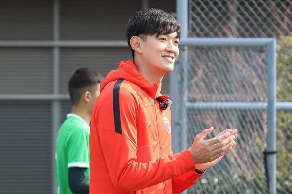 南通支云海港國門(mén)顏駿凌在第300場(chǎng)<a href=http://8809.jianzhanzj.com/tag/zhongchao.html target=_blank class=infotextkey>中超</a>聯(lián)賽展現出色實(shí)力